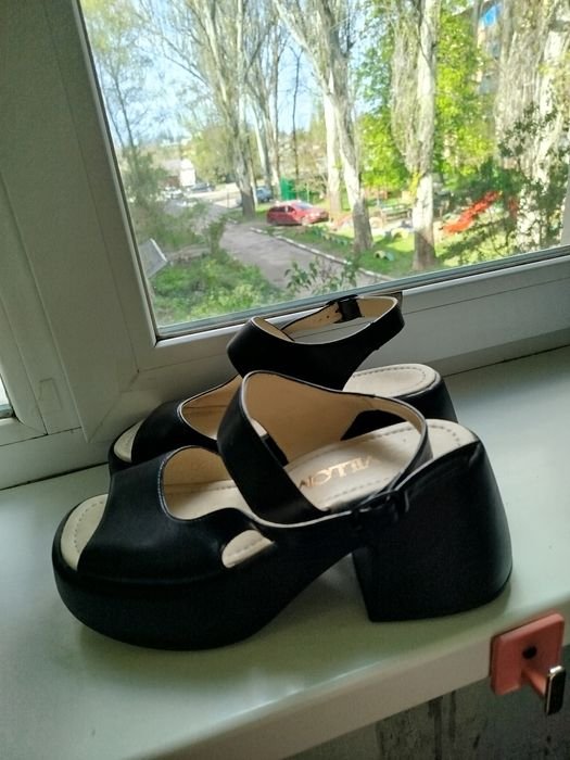 Femme Talons Noirs Cuir 39