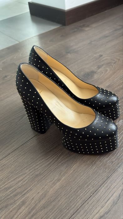 Женские Christian Louboutin Туфли Чёрные Кожа