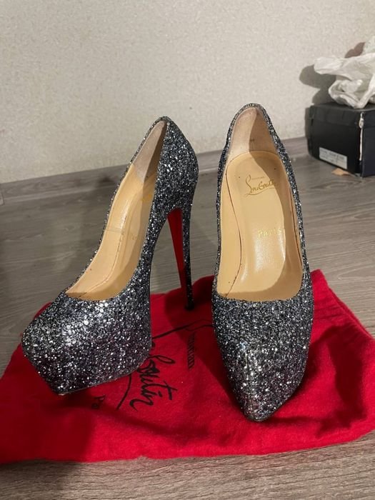 Женские Christian Louboutin Туфли 38,5