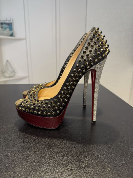Женские Christian Louboutin Туфли Чёрные Кожа 37