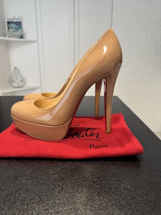 Женские Christian Louboutin Туфли Нюд Кожа 37