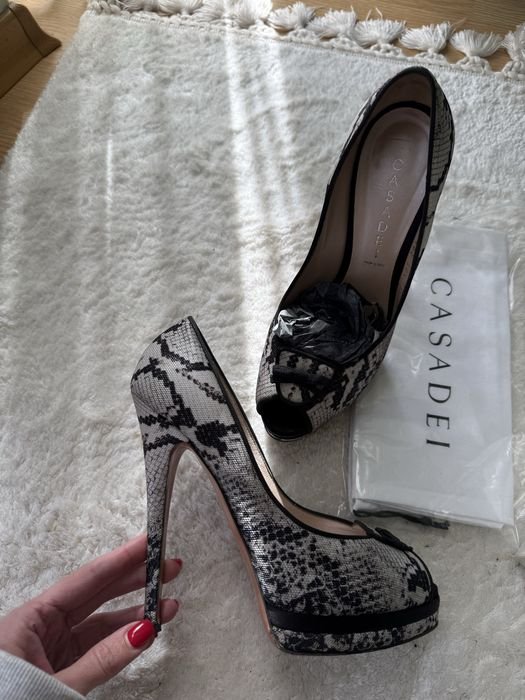 Donna YSL Tacchi 39