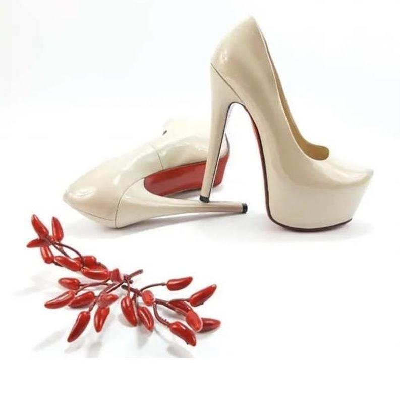 Женские Christian Louboutin Туфли Бежевый 36