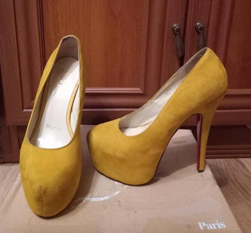 Damen Christian Louboutin Absätze Senfgelb