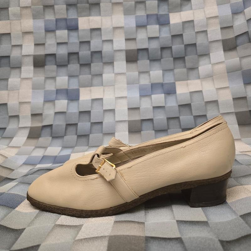 Женские Salvatore Ferragamo Туфли Бежевый Кожа 39