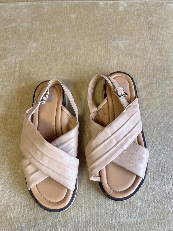 Женские Clarks Босоножки Бежевый Кожа 38