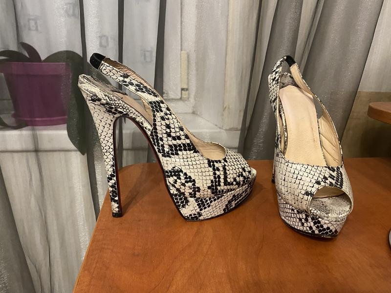 Женские Christian Louboutin Босоножки Белые Кожа