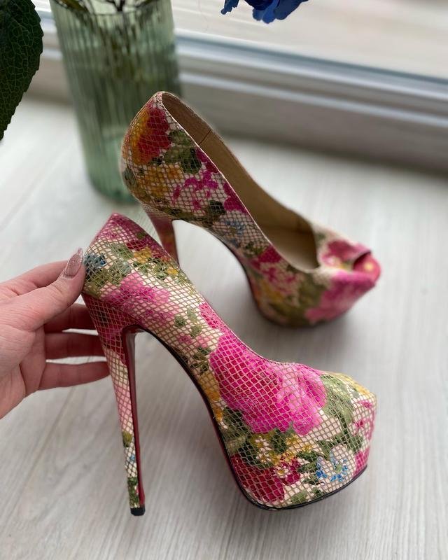 Женские Christian Louboutin Туфли Розовые 38